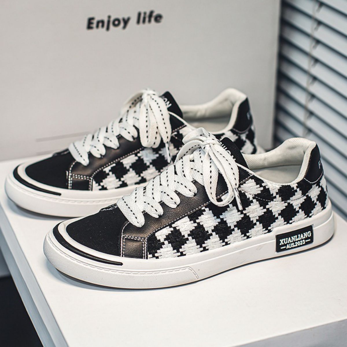 Men's Low-Top Black Minimalist Skate Shoes - Korean Style Fashionable Casual Footwear