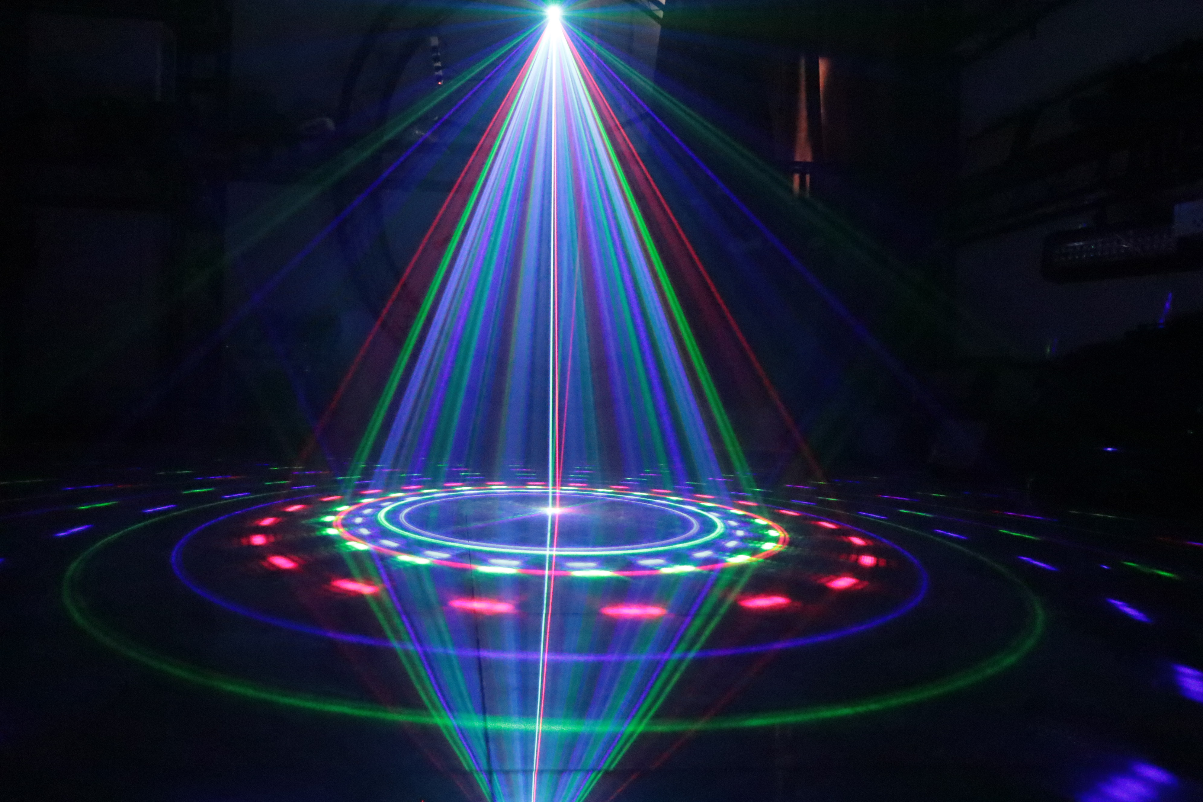 Single Hole Full-Color Laser Light: Robust, Multi-Wavelength DJ Effects for Diverse Venues