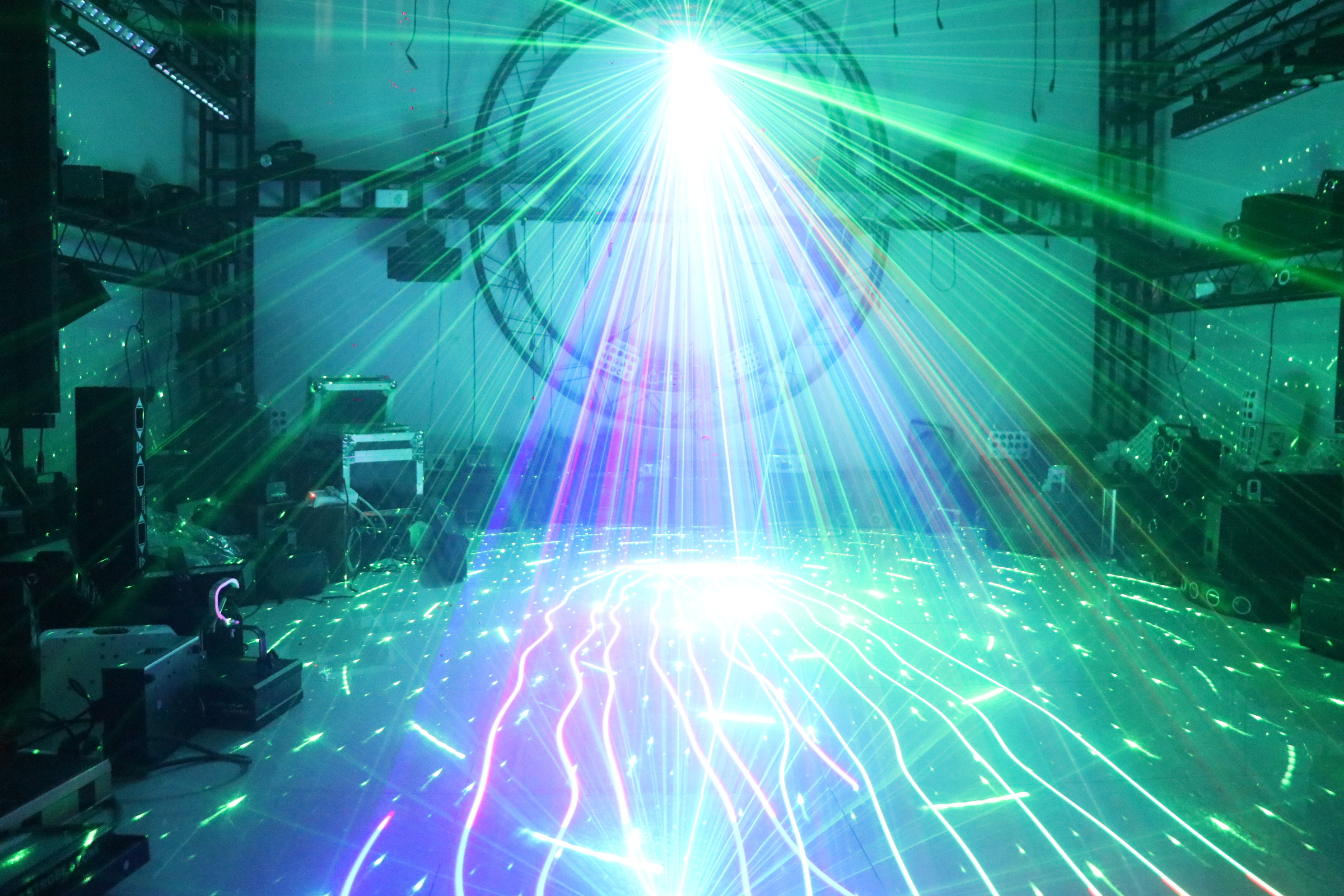 Dynamic DJ Laser: High-Power Interactive 6-in-1 Light System for Professional Effects