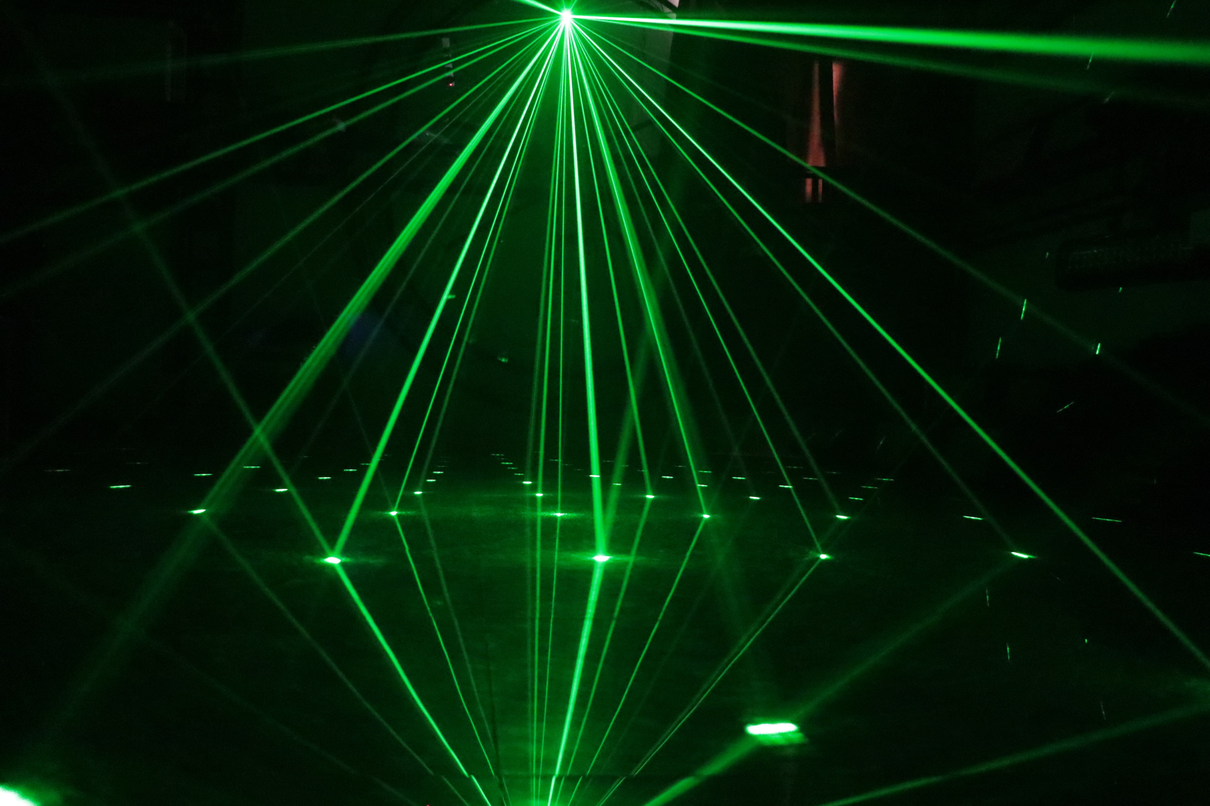 Single Hole Full-Color Laser Light: Robust, Multi-Wavelength DJ Effects for Diverse Venues
