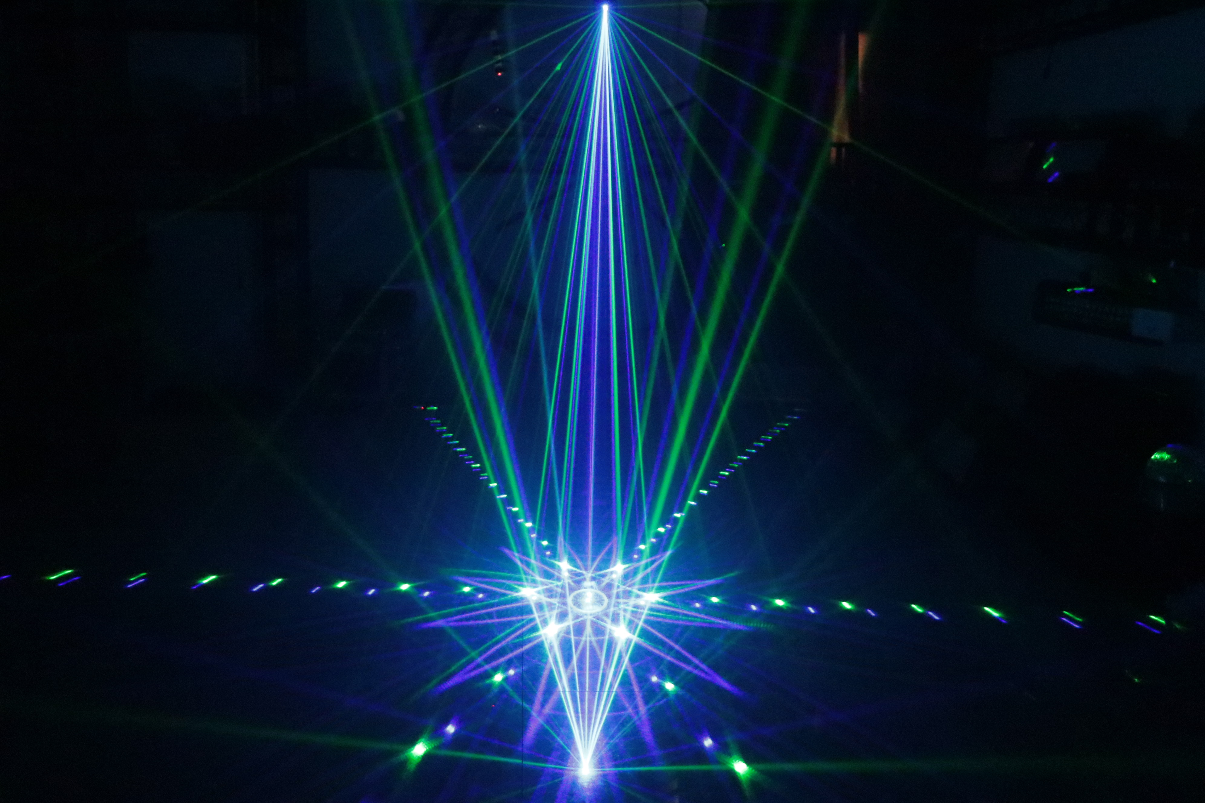 Single Hole Full-Color Laser Light: Robust, Multi-Wavelength DJ Effects for Diverse Venues