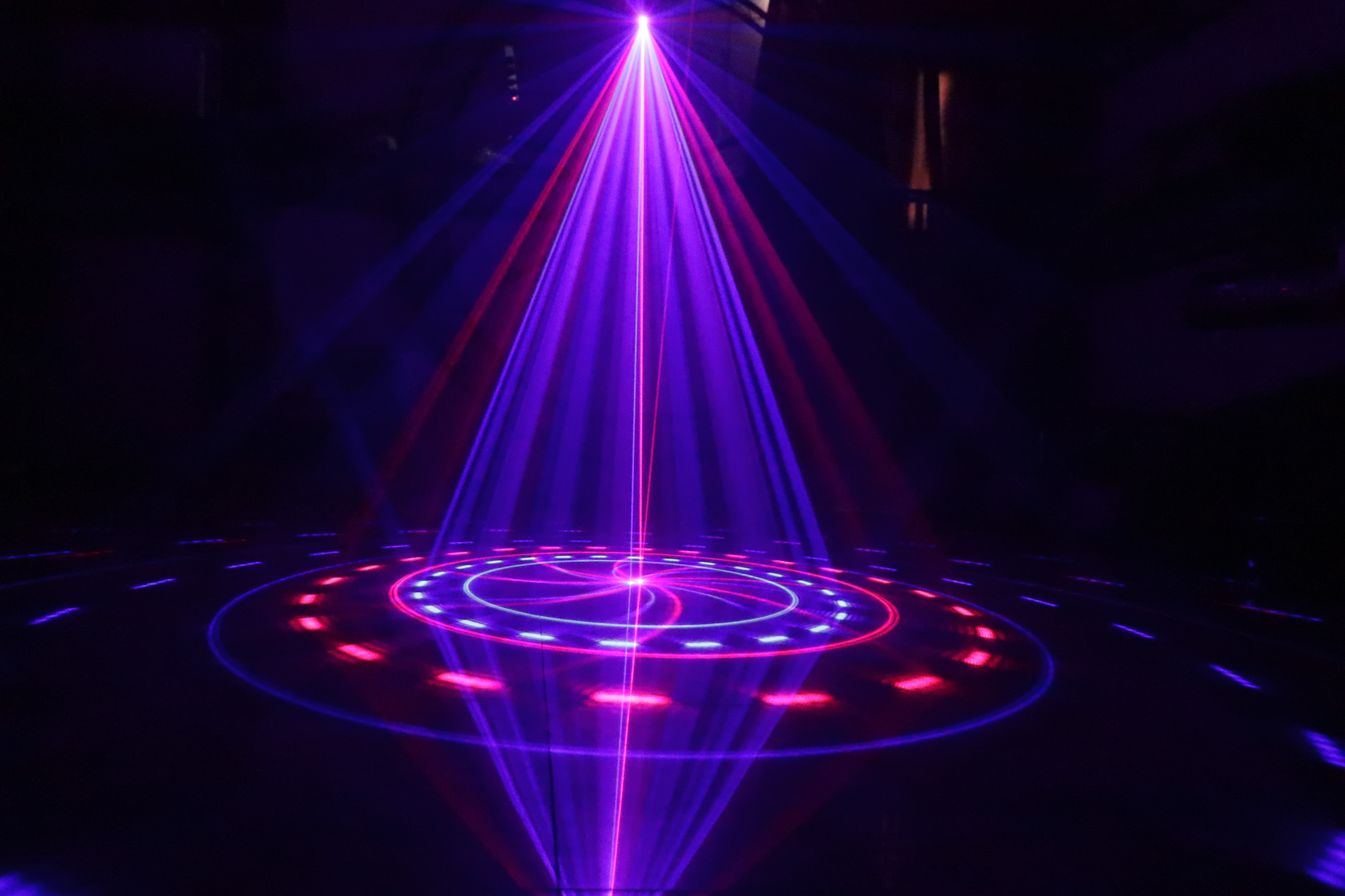 Single Hole Full-Color Laser Light: Robust, Multi-Wavelength DJ Effects for Diverse Venues