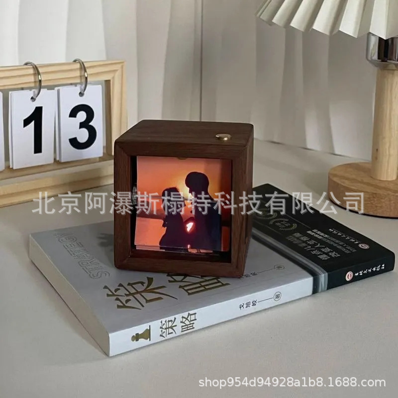Customized hand-cranked photo album