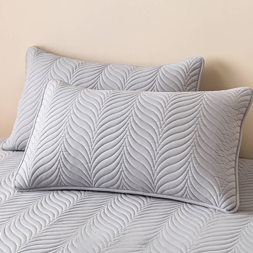 Pet-Friendly Waterproof Quilted Fitted Sheet Mattress Cover with Hinged Stitching Design