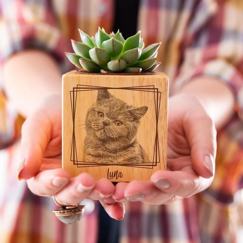 Custom Pet Portrait Planter, Dog Cat Mom Portrait, Wood Plant Pot, Pet Loss Gift, Pet Memorial Gift, Engraved Photo as Office Desk Decor.