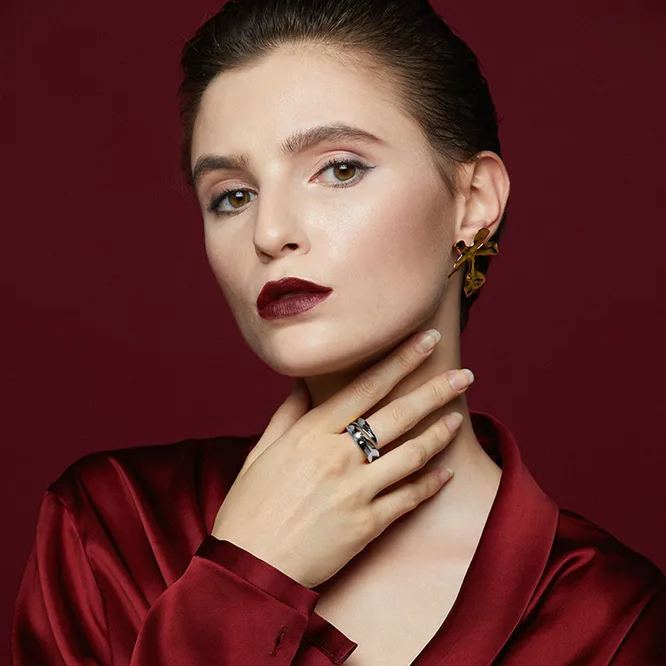 Iris Collection Leaf Shape White Corundum Ring