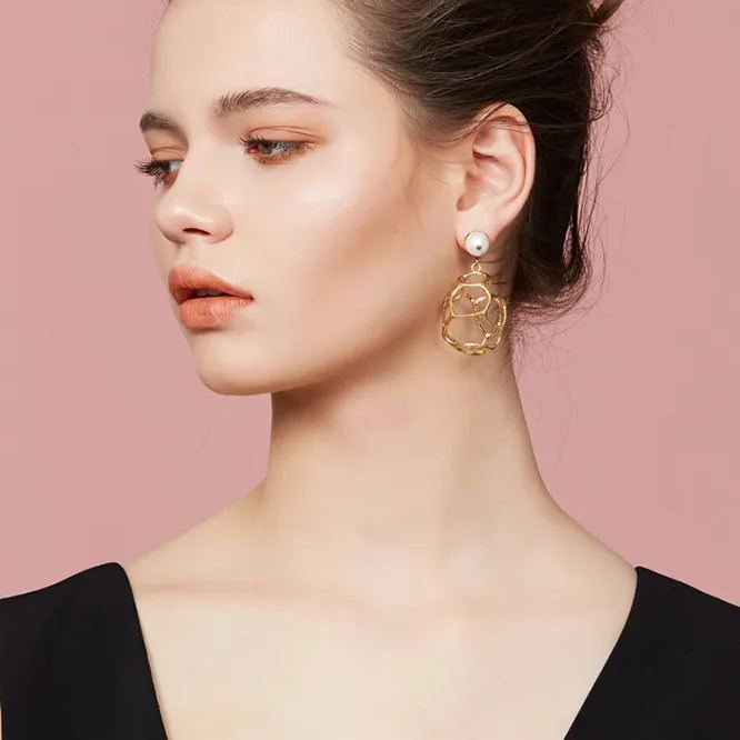 Texture Collection Hollow Pearl Earrings