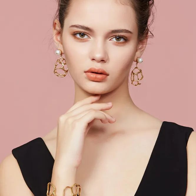 Texture Collection Hollow Pearl Earrings