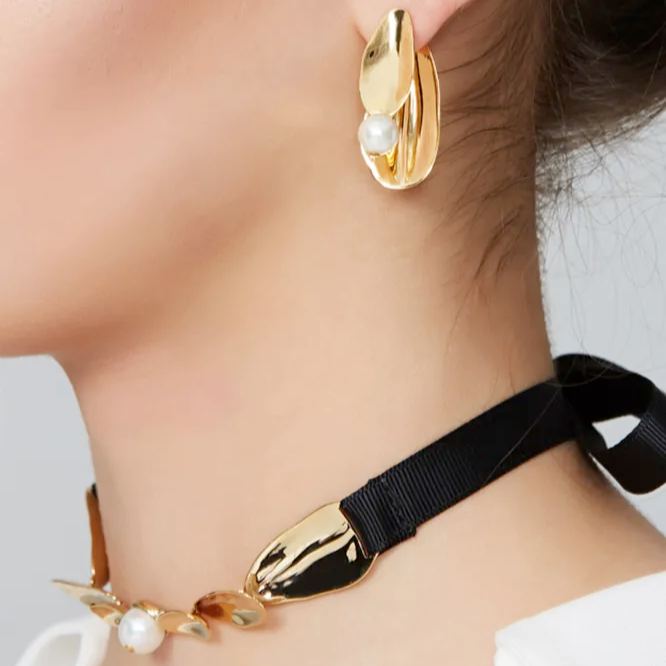 Petals Collection Six Petals Choker With Pearl Ribbon