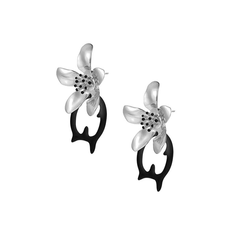 Five Petals Connect With Thorn Earrings