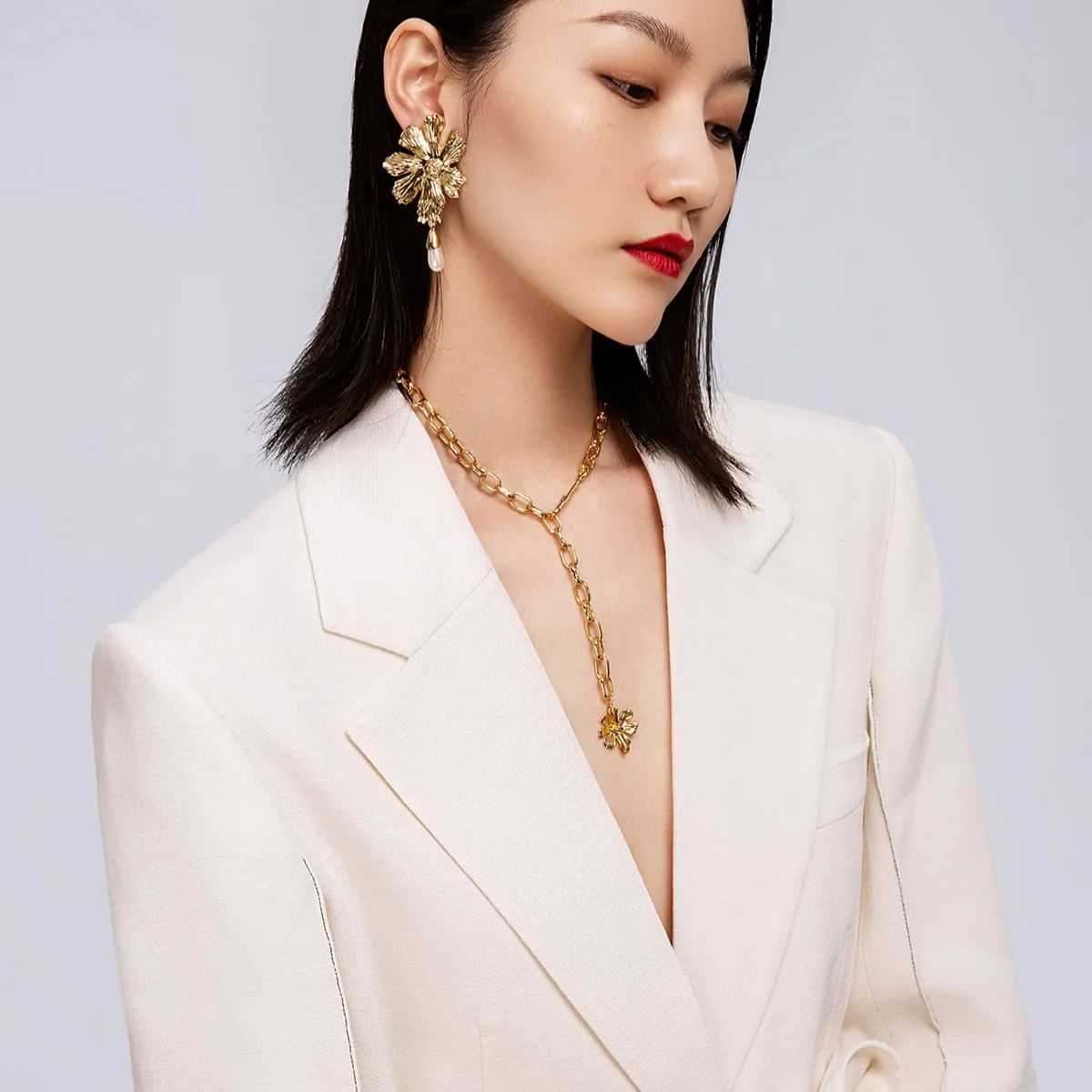 Cosmos Collection White Flower Golden Choker