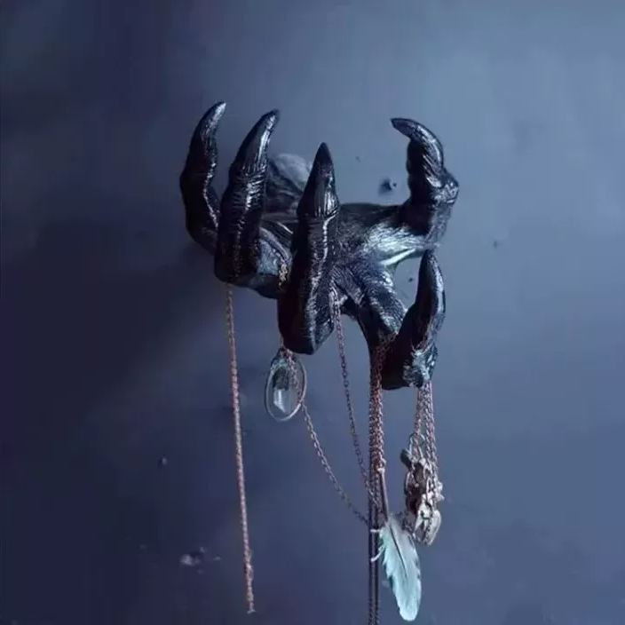 Halloween Witch's Demon Hand Wall Mounted Jewelry Holder Gothic Devil Claw Necklace Organizer Spooky Hanging Decor Wall Statue for Home & Halloween