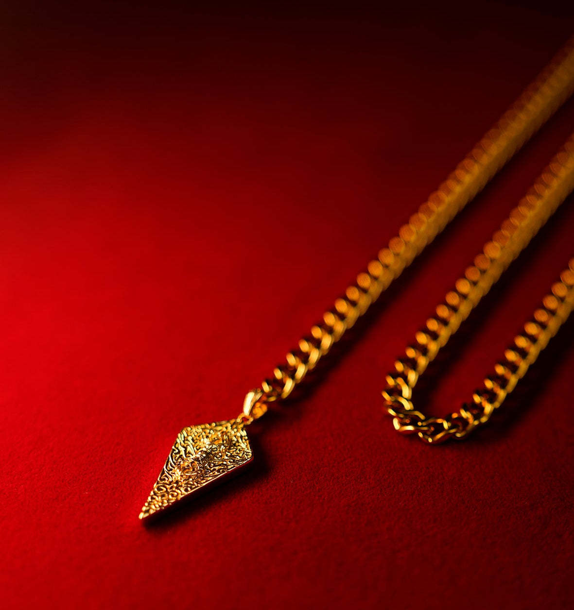 Knight’s Shield Slip Chain Choker – Gold Edition