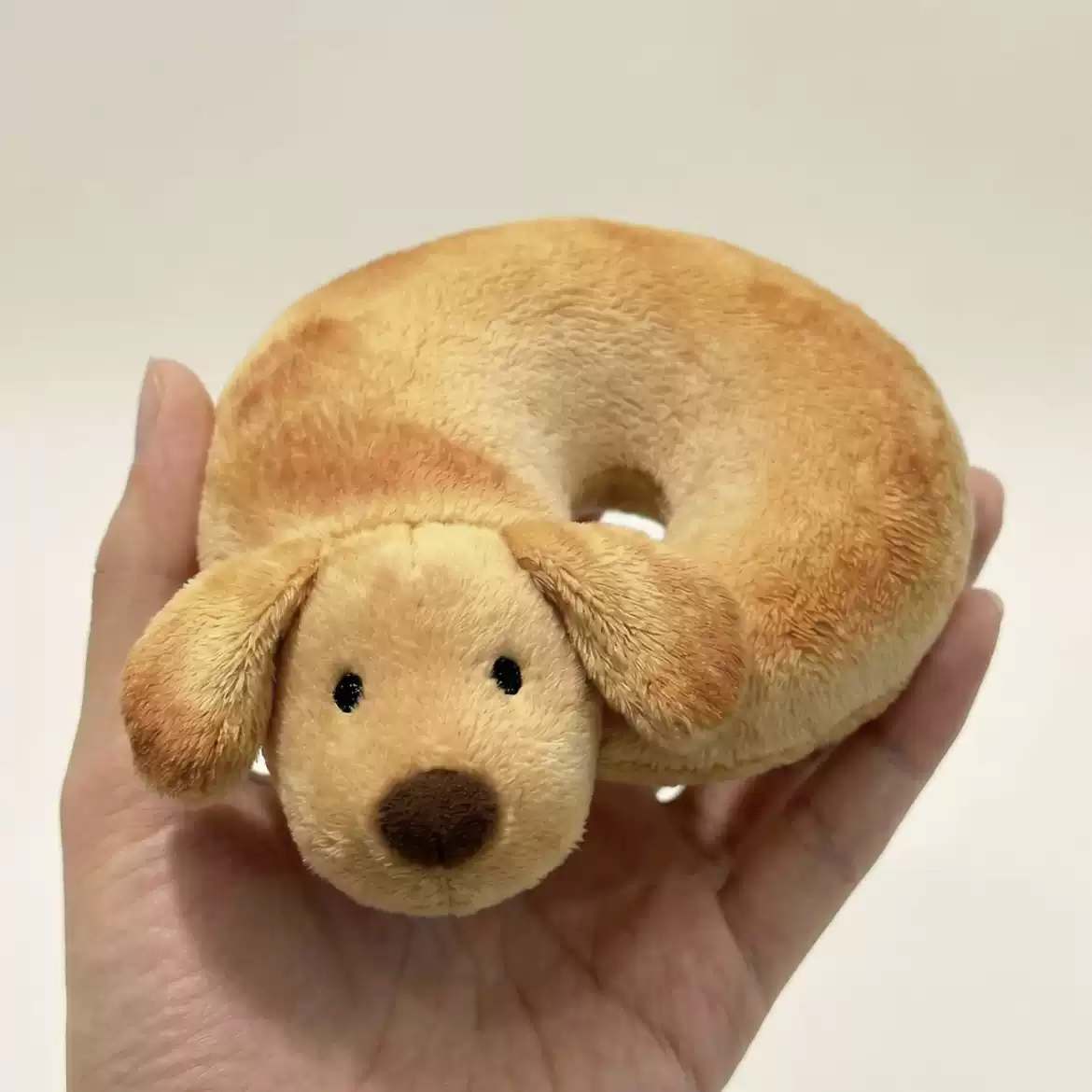 Caramel Bagel Dog Plush Keychain - Cute & Funny Dog Donut Stuffed Toy, Unique & Aesthetic Bag Charm, Quirky Gift for Friends