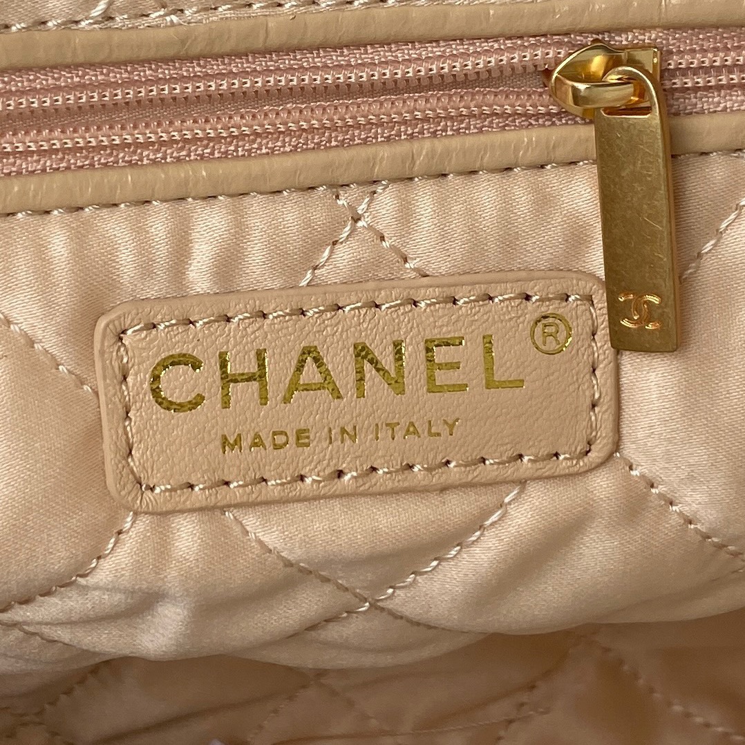CHANEL 22 Small Handbag
