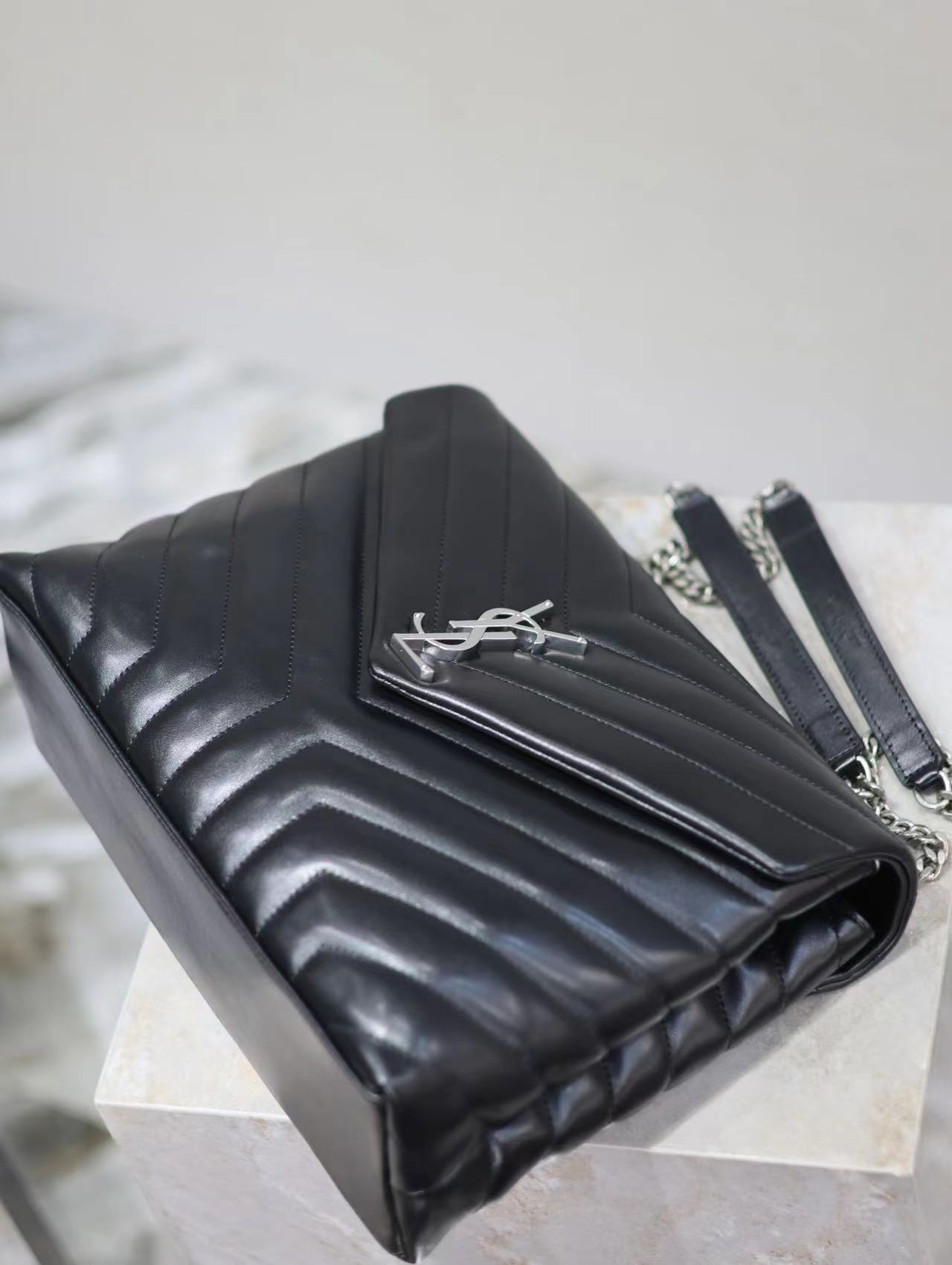 YSL LOULOU MEDIUM CHAIN BAG IN QUILTED "Y" LEATHER