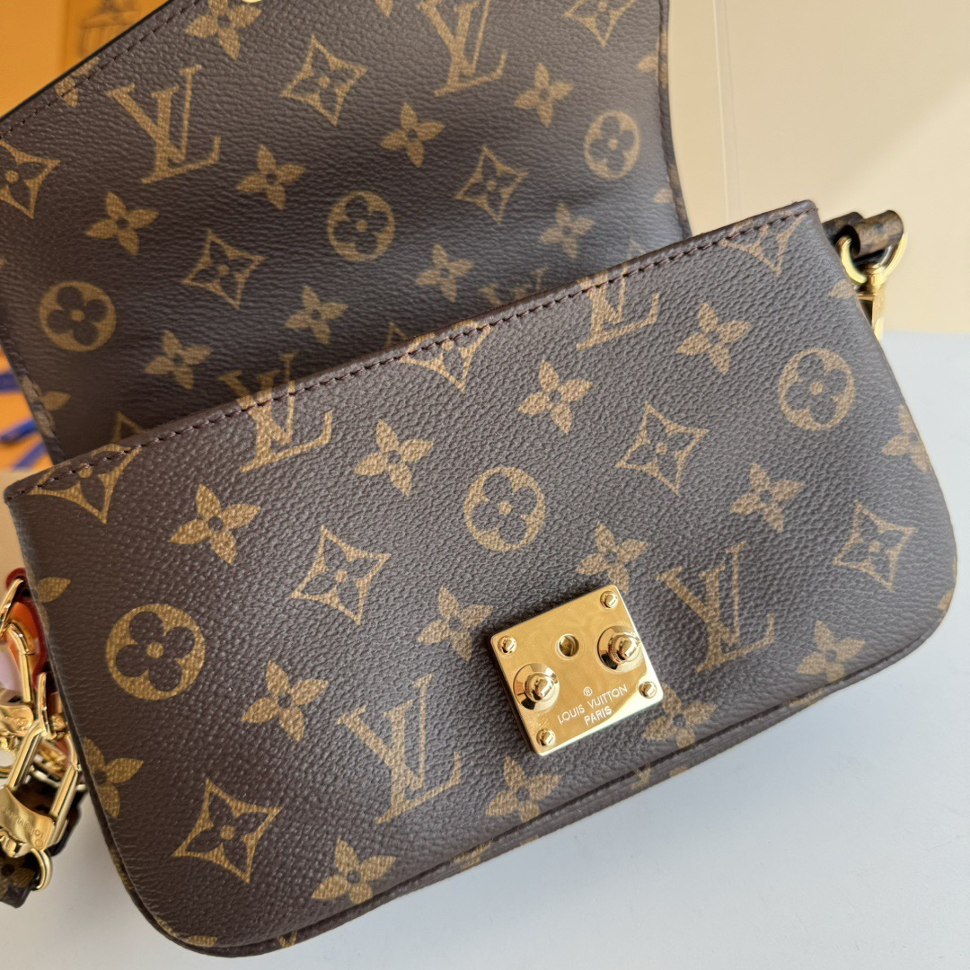 LV Pochette Métis East West