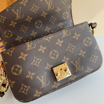 LV Pochette Métis East West
