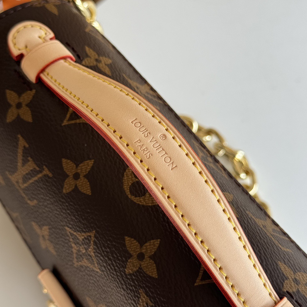 LV Pochette Métis East West