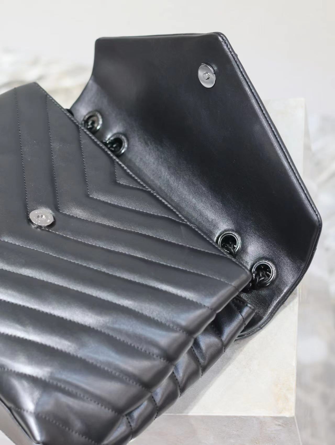 YSL LOULOU MEDIUM CHAIN BAG IN QUILTED "Y" LEATHER