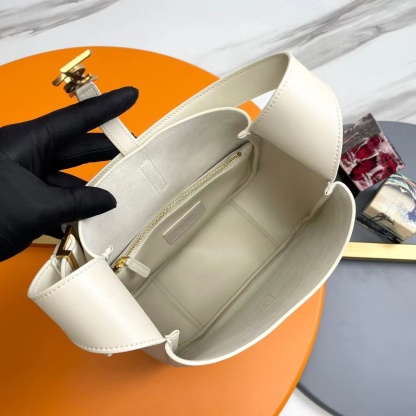 YSL LE 5 Ã7 SUPPLE SMALL IN GRAINED LEATHER