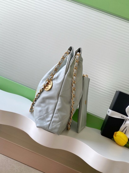 CHANEL 22 Small Handbag