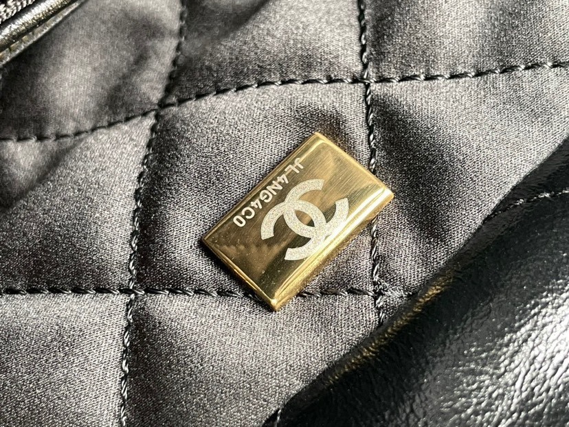 CHANEL 22 Small Handbag