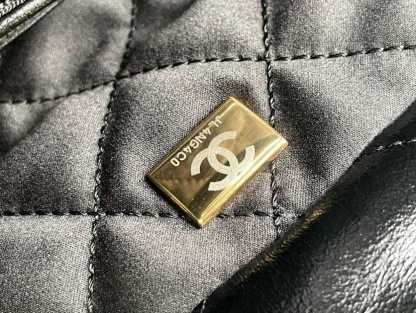 CHANEL 22 Small Handbag