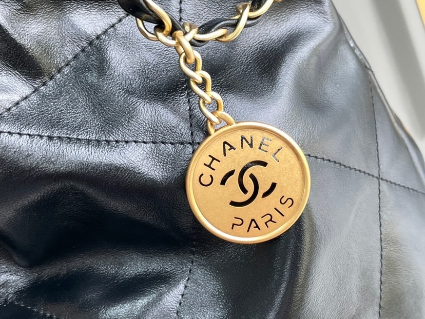 CHANEL 22 Small Handbag