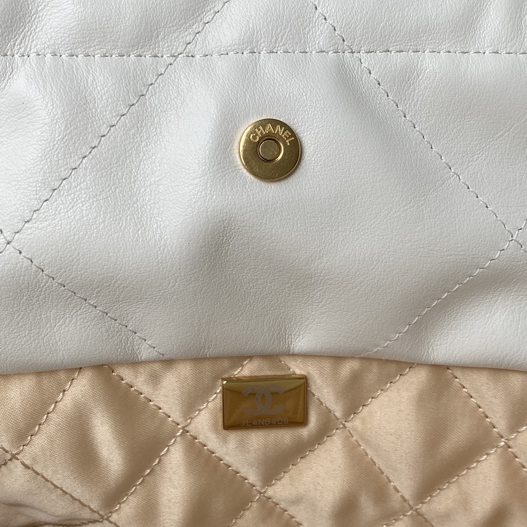 CHANEL 22 Small Handbag