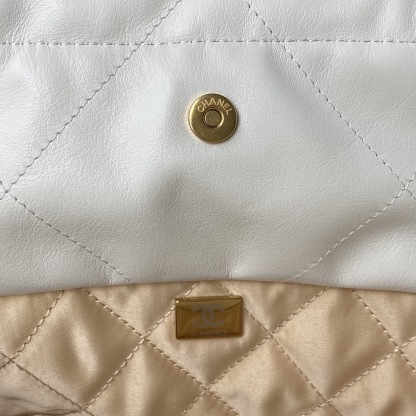 CHANEL 22 Small Handbag