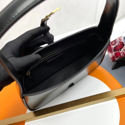 YSL LE 5 À 7 IN SMOOTH LEATHER