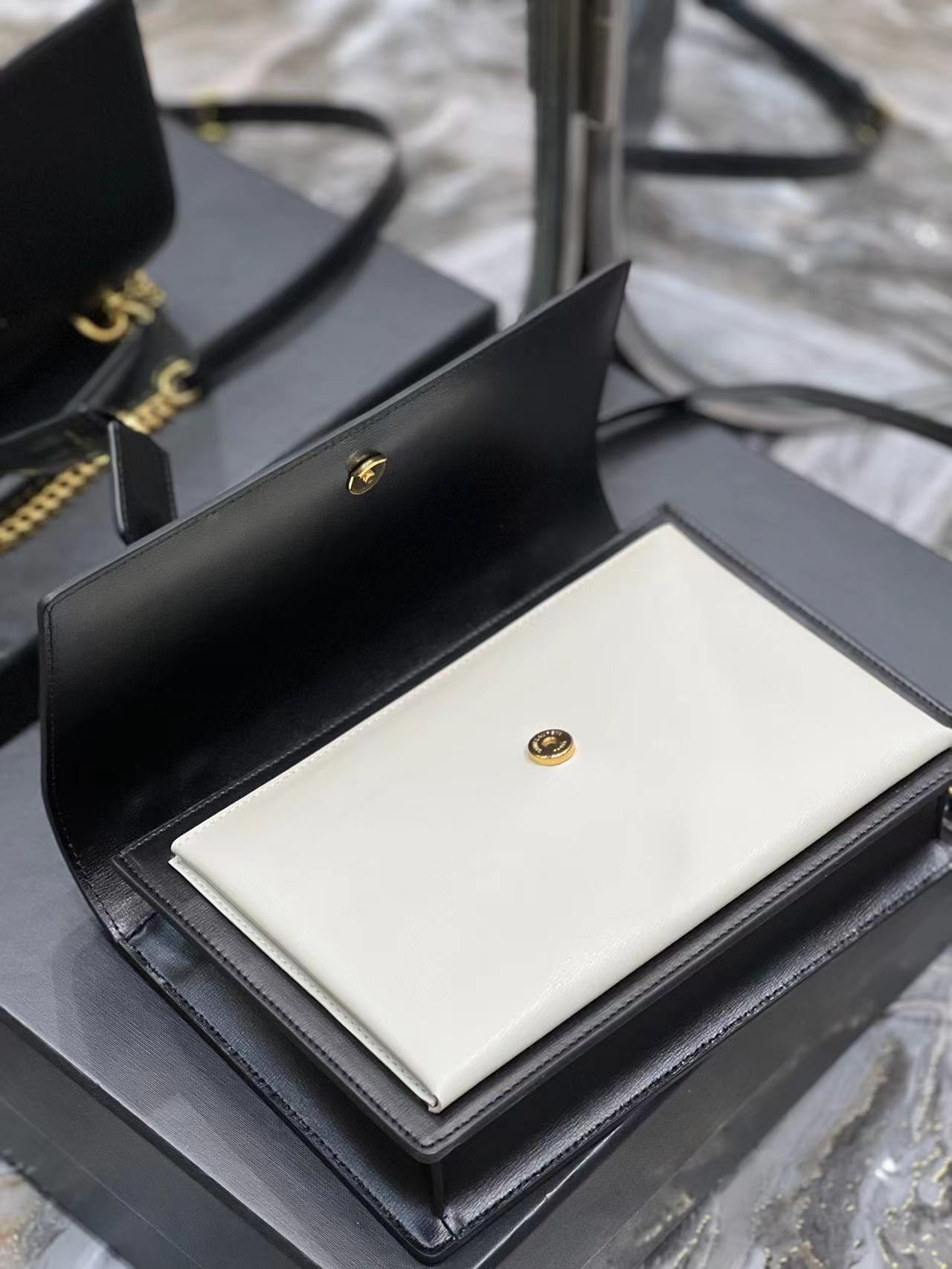 YSL SUNSET MEDIUM TOP HANDLE IN SMOOTH LEATHER