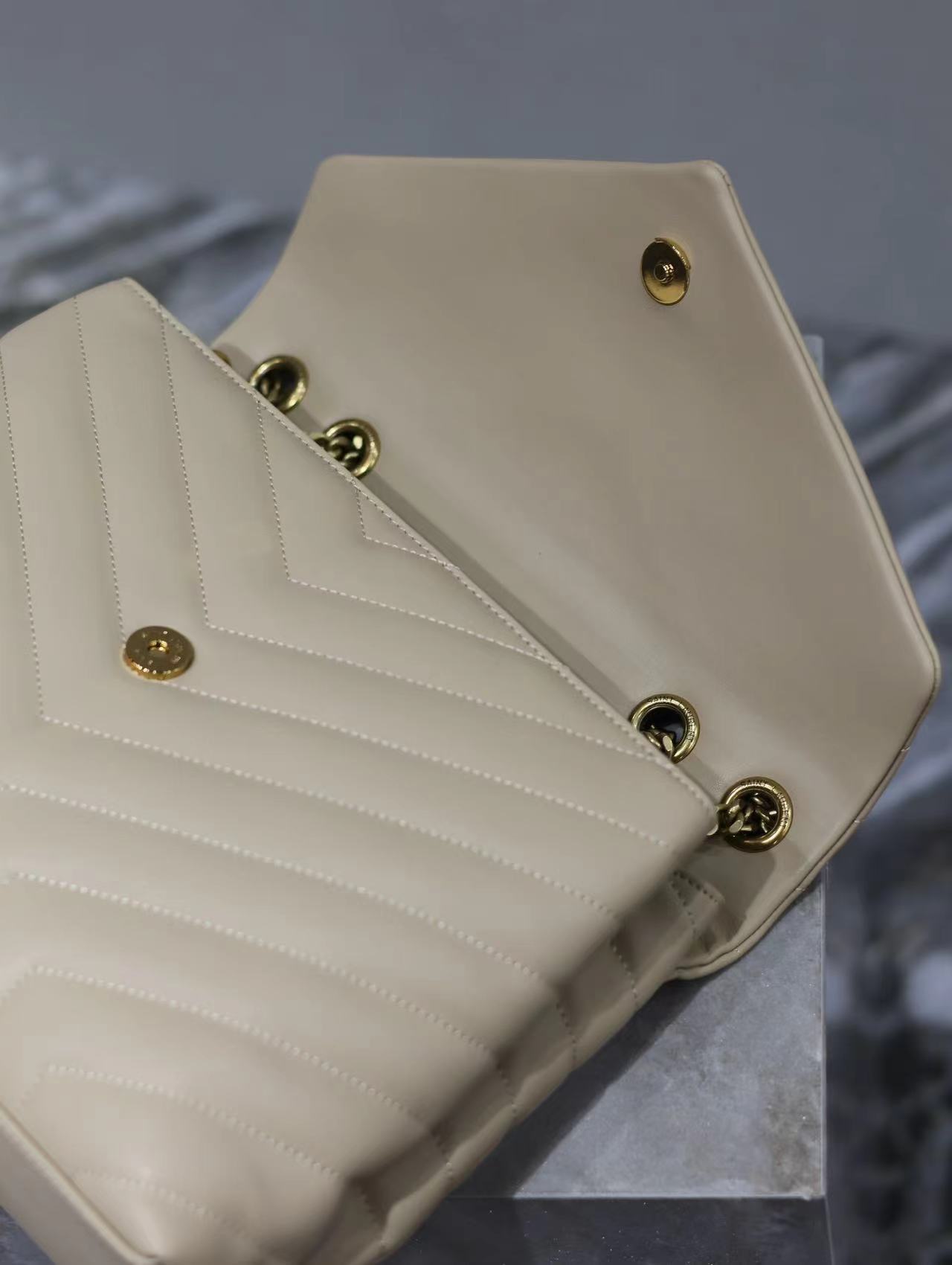 YSL LOULOU MEDIUM CHAIN BAG IN QUILTED "Y" LEATHER