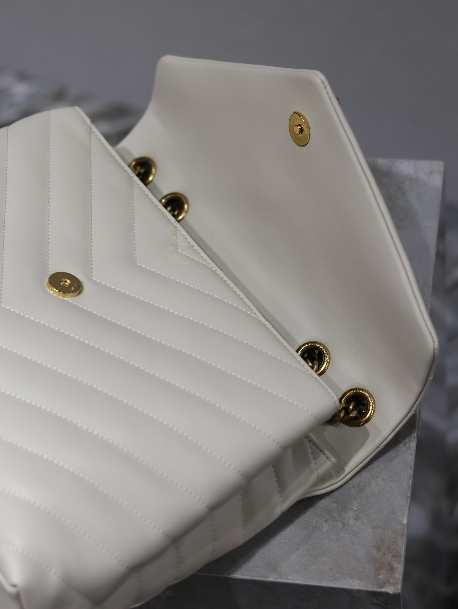 YSL LOULOU MEDIUM CHAIN BAG IN QUILTED "Y" LEATHER