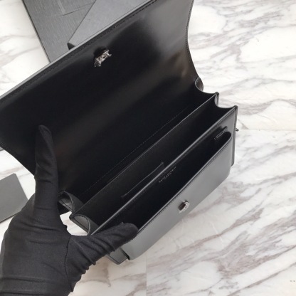 YSL SUNSET MEDIUM CHAIN BAG IN SMOOTH LEATHER