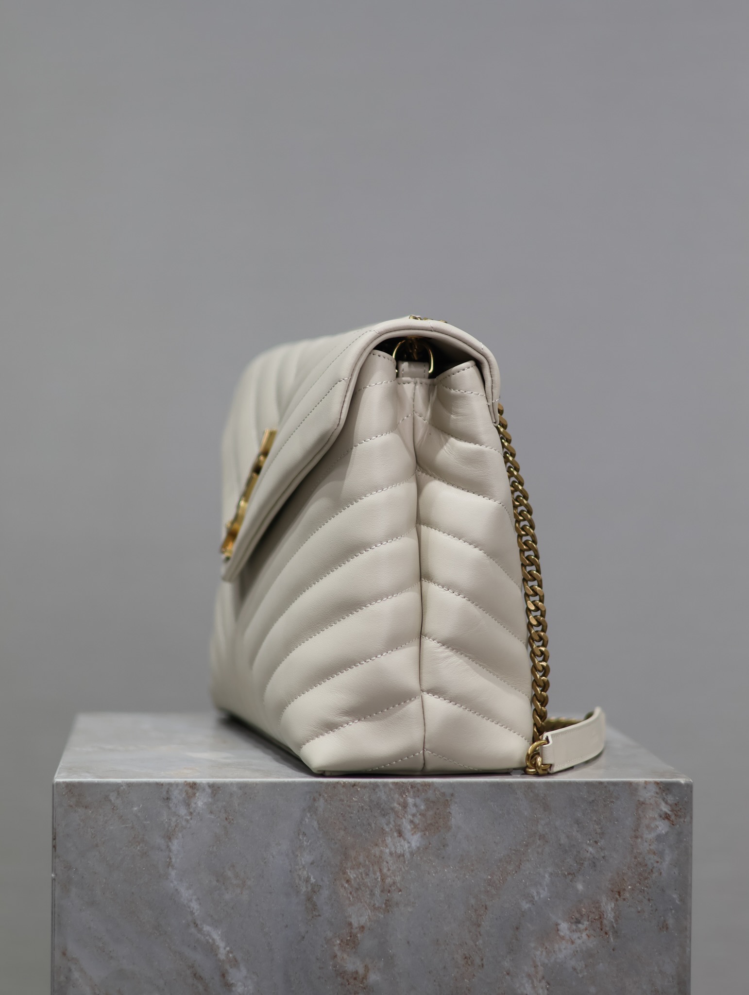 YSL LOULOU MEDIUM CHAIN BAG IN QUILTED "Y" LEATHER