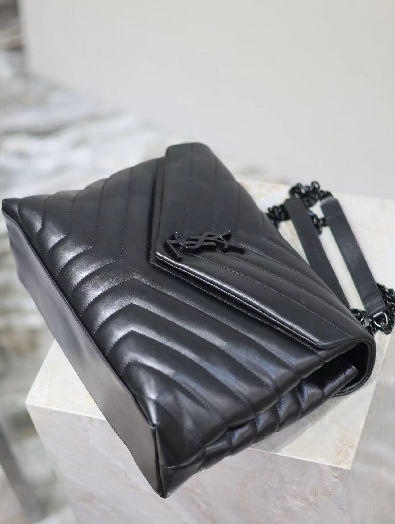 YSL LOULOU MEDIUM CHAIN BAG IN QUILTED "Y" LEATHER