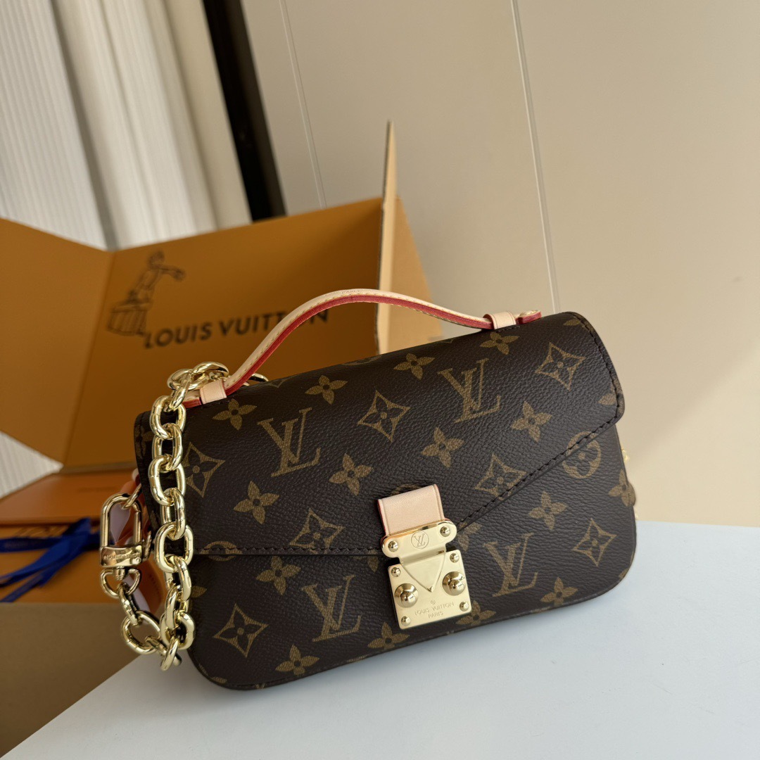 LV Pochette Métis East West