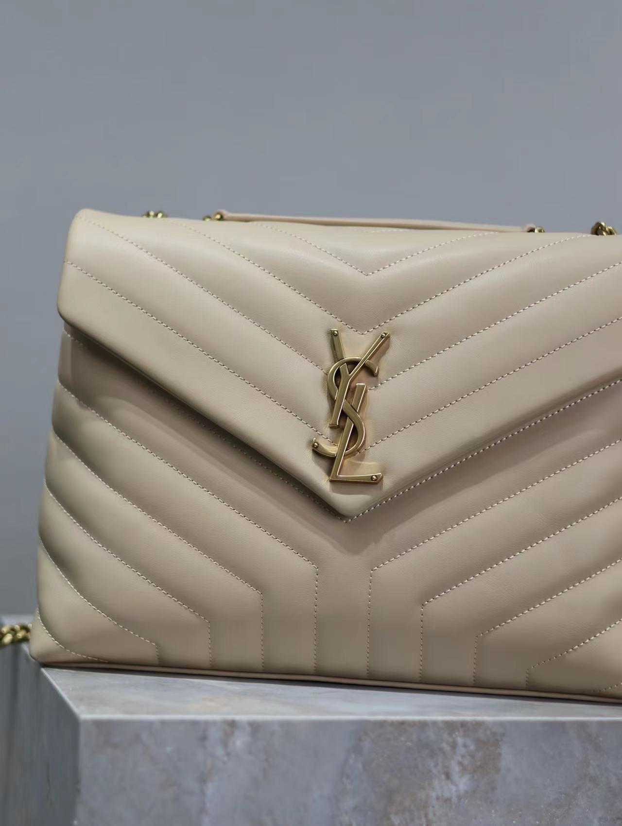 YSL LOULOU MEDIUM CHAIN BAG IN QUILTED "Y" LEATHER