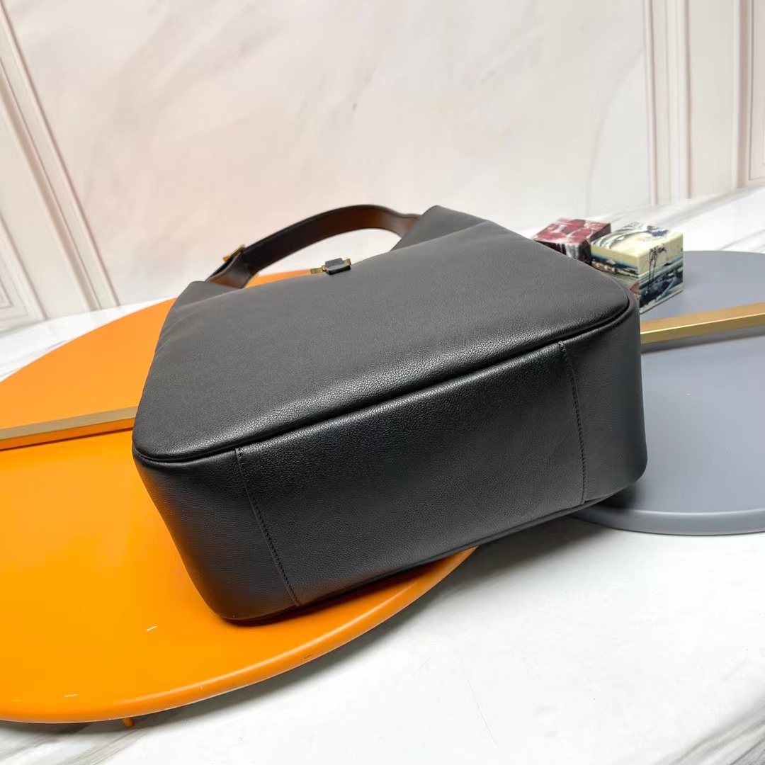 YSL LE 5 A7 SUPPLE LARGE IN GRAINED LEATHER