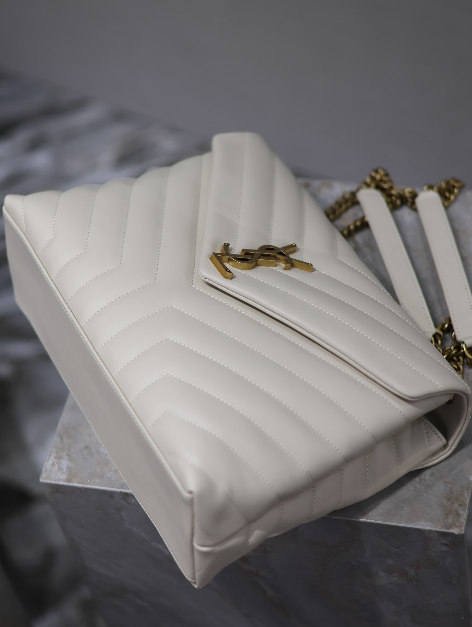 YSL LOULOU MEDIUM CHAIN BAG IN QUILTED "Y" LEATHER