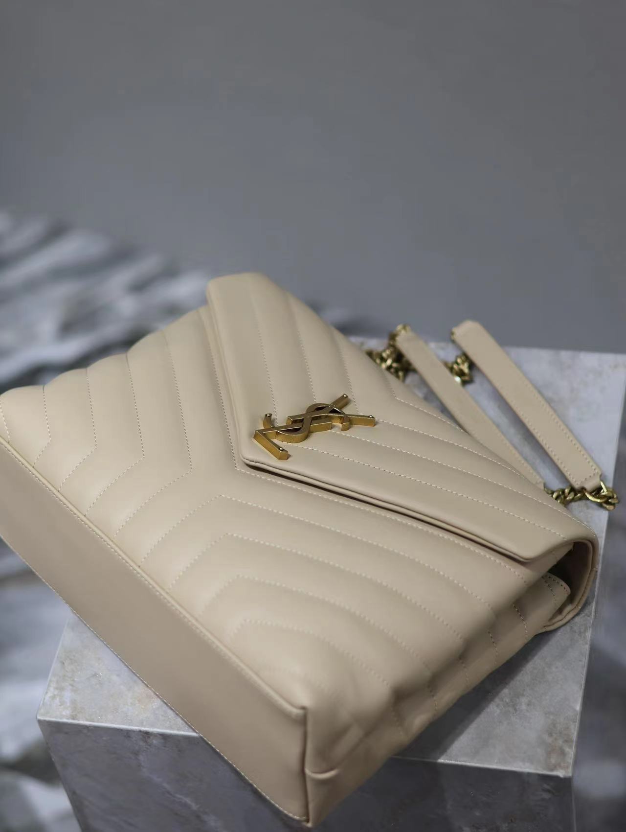 YSL LOULOU MEDIUM CHAIN BAG IN QUILTED "Y" LEATHER