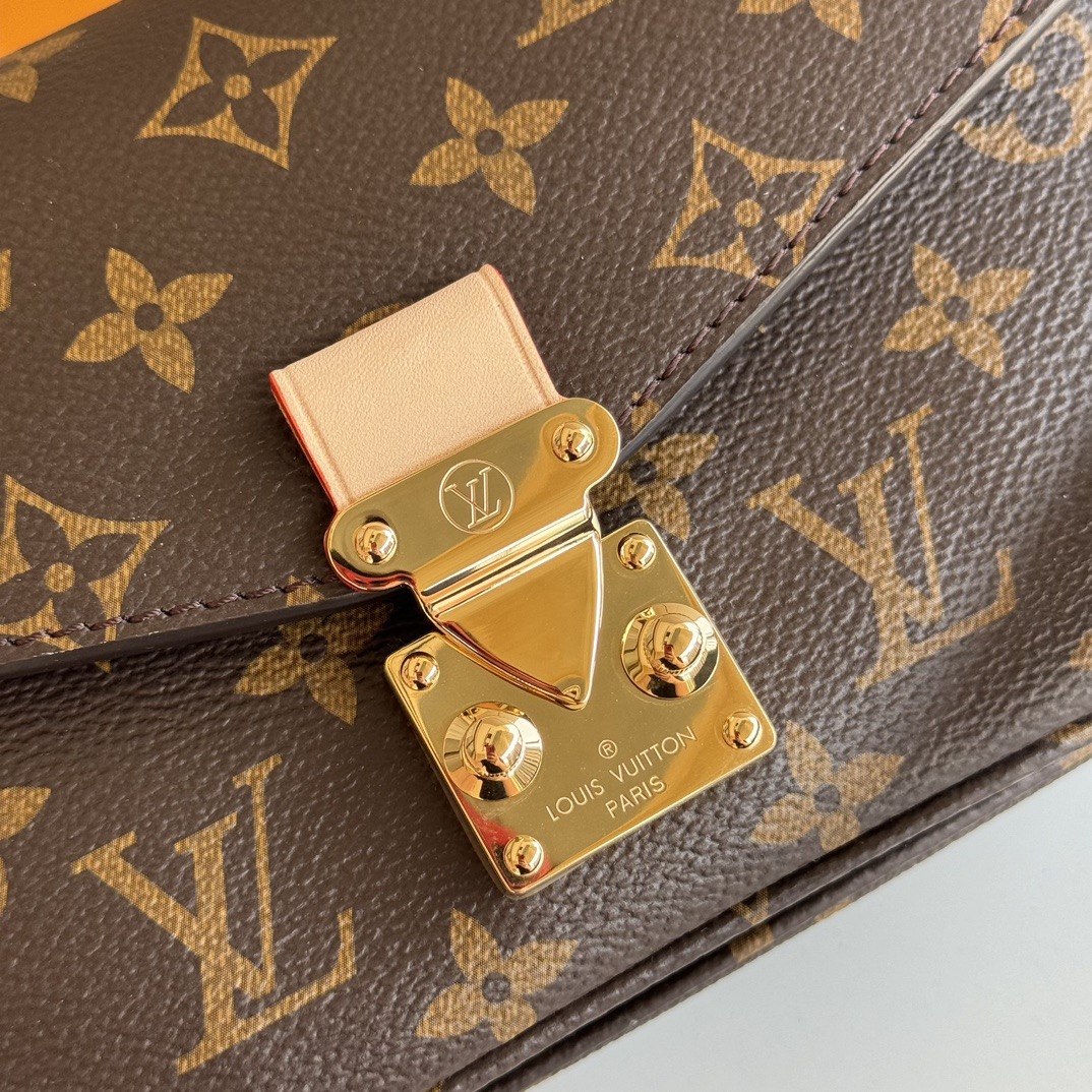 LV Pochette Métis East West