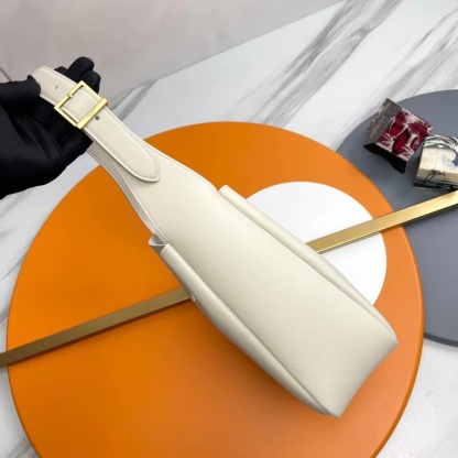 YSL LE 5 Ã7 SUPPLE SMALL IN GRAINED LEATHER