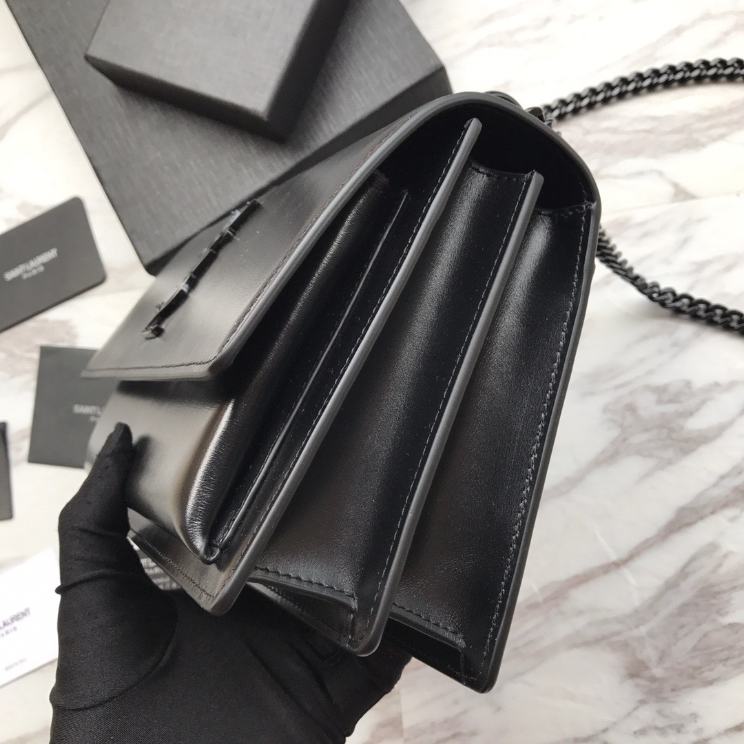 YSL SUNSET MEDIUM CHAIN BAG IN SMOOTH LEATHER