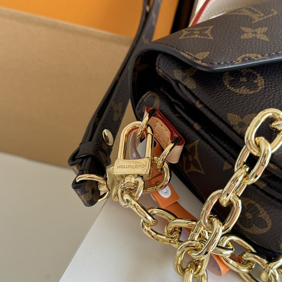 LV Pochette Métis East West