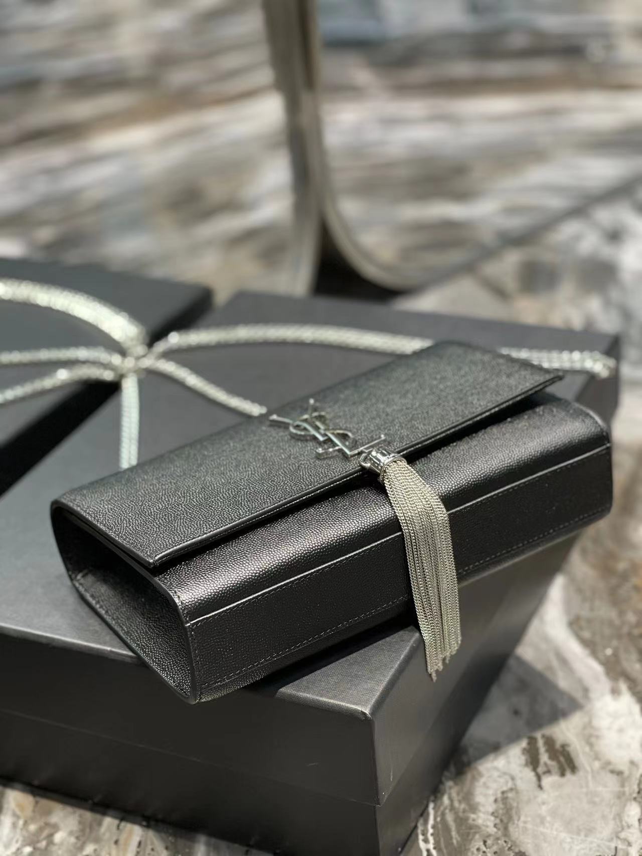 YSL KATE MEDIUM CHAIN BAG WITH TASSEL IN GRAIN DE POUDRE EMBOSSED LEATHER