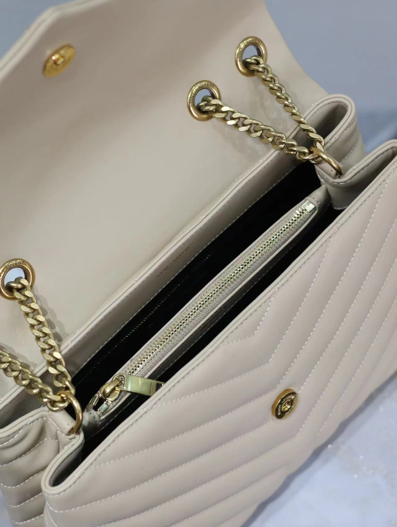 YSL LOULOU MEDIUM CHAIN BAG IN QUILTED "Y" LEATHER