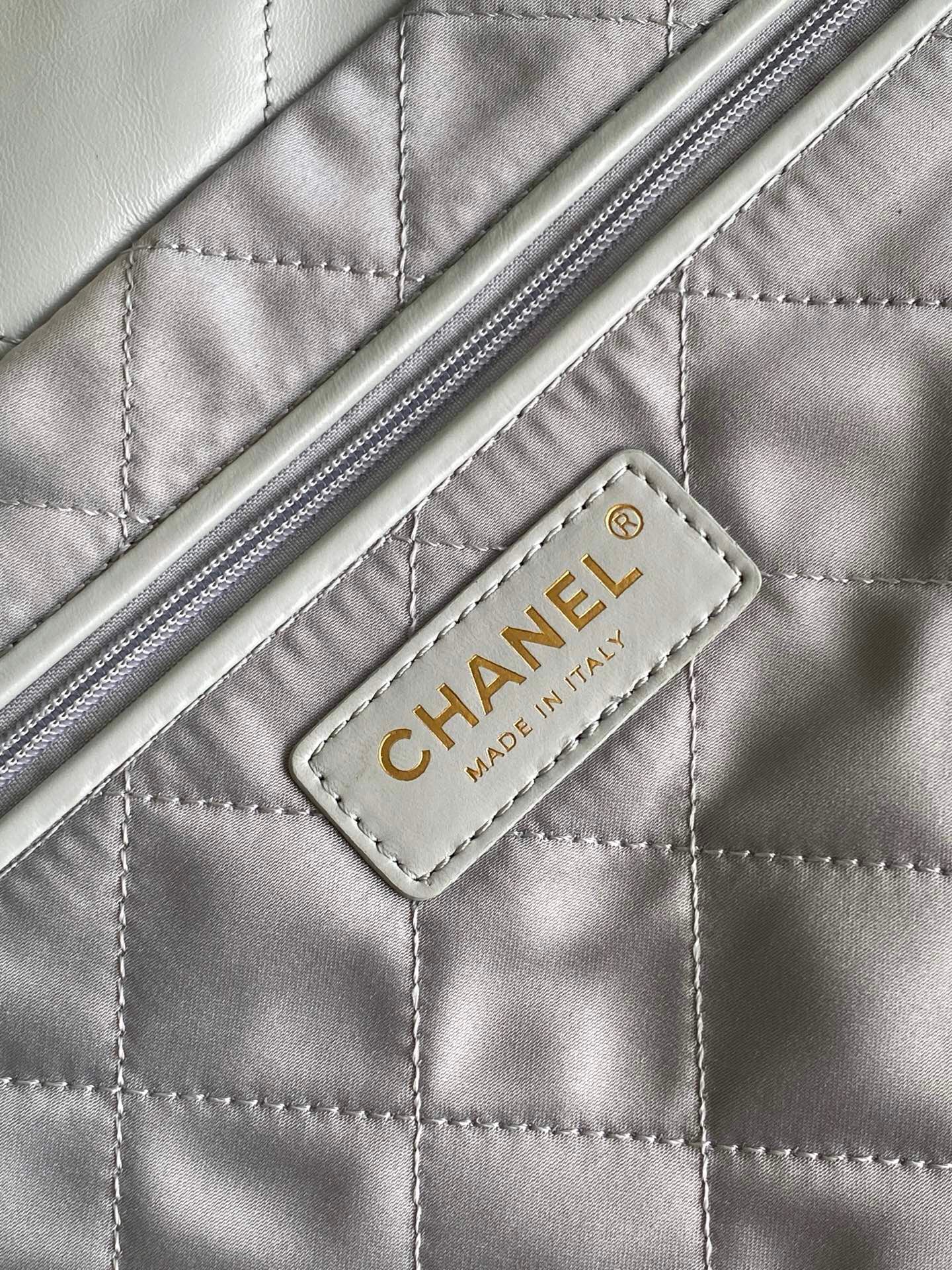 CHANEL 22 Small Handbag